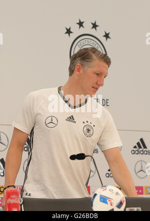 Ascona, Suisse. 25 mai, 2016. Bastian Schweinsteiger l'Allemagne participe à une conférence de presse à Ascona, Suisse, 25 mai 2016. L'Allemagne national soccer squad se prépare à la UEFA EURO 2016 qui se tiendra en France dans un camp d'entraînement à Ascona, Suisse, avant le 03 juin. Dpa : Crédit photo alliance/Alamy Live News Banque D'Images