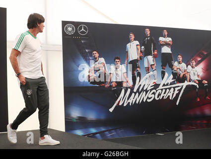 Ascona, Suisse. 25 mai, 2016. L'entraîneur-chef de l'Allemagne Joachim Loew passe devant une affiche publicitaire à la suite d'une conférence de presse, au camp d'entraînement de l'équipe, sur le Lac Majeur à Ascona, Suisse, 25 mai 2016. Équipe nationale de soccer de l'Allemagne se prépare à la UEFA EURO 2016 en France. Dpa : Crédit photo alliance/Alamy Live News Banque D'Images