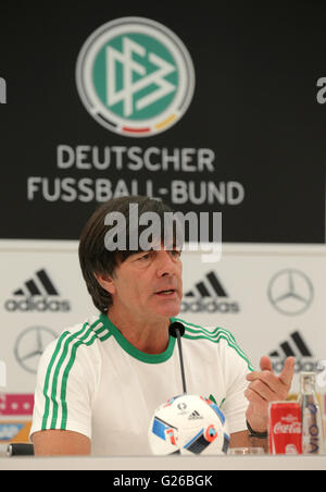 Ascona, Suisse. 25 mai, 2016. L'entraîneur-chef de l'Allemagne Joachim Loew parle lors d'une conférence de presse, au camp d'entraînement de l'équipe, sur le Lac Majeur à Ascona, Suisse, 25 mai 2016. Équipe nationale de soccer de l'Allemagne se prépare à la UEFA EURO 2016 en France. Dpa : Crédit photo alliance/Alamy Live News Banque D'Images