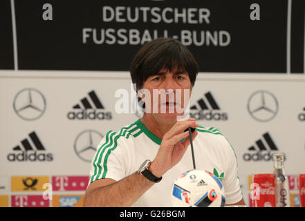 Ascona, Suisse. 25 mai, 2016. L'entraîneur-chef de l'Allemagne Joachim Loew parle lors d'une conférence de presse, au camp d'entraînement de l'équipe, sur le Lac Majeur à Ascona, Suisse, 25 mai 2016. Équipe nationale de soccer de l'Allemagne se prépare à la UEFA EURO 2016 en France. Dpa : Crédit photo alliance/Alamy Live News Banque D'Images