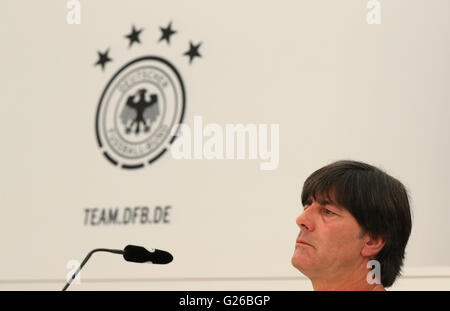 Ascona, Suisse. 25 mai, 2016. L'entraîneur-chef de l'Allemagne Joachim Loew parle lors d'une conférence de presse, au camp d'entraînement de l'équipe, sur le Lac Majeur à Ascona, Suisse, 25 mai 2016. Équipe nationale de soccer de l'Allemagne se prépare à la UEFA EURO 2016 en France. Dpa : Crédit photo alliance/Alamy Live News Banque D'Images