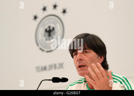 Ascona, Suisse. 25 mai, 2016. L'entraîneur-chef de l'Allemagne Joachim Loew parle lors d'une conférence de presse, au camp d'entraînement de l'équipe, sur le Lac Majeur à Ascona, Suisse, 25 mai 2016. Équipe nationale de soccer de l'Allemagne se prépare à la UEFA EURO 2016 en France. Dpa : Crédit photo alliance/Alamy Live News Banque D'Images