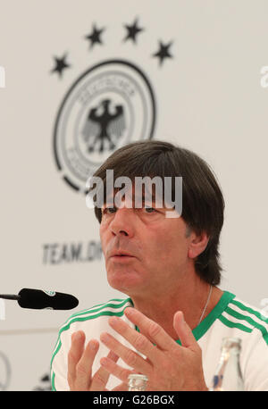 Ascona, Suisse. 25 mai, 2016. L'entraîneur-chef de l'Allemagne Joachim Loew parle lors d'une conférence de presse, au camp d'entraînement de l'équipe, sur le Lac Majeur à Ascona, Suisse, 25 mai 2016. Équipe nationale de soccer de l'Allemagne se prépare à la UEFA EURO 2016 en France. Dpa : Crédit photo alliance/Alamy Live News Banque D'Images