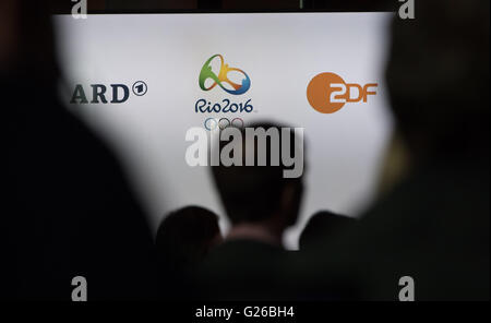 Hambourg, Allemagne. 24 mai, 2016. Les logos de l'été 2016, l'ARD et ZDF vu Olmpics lors d'une conférence de presse tenue par les chaînes publiques allemandes ARD et ZDF sur leur couverture des Jeux Olympiques d'été de 2016, à Hambourg, Allemagne, 24 mai 2016. Les Jeux Olympiques d'été se tiendra à Rio de Janeiro, Brésil, du 05 au 21 août 2016. Photo : Lukas SCHULZE/dpa/Alamy Live News Banque D'Images