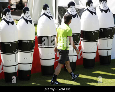 Ascona, Suisse. 25 mai, 2016. L'entraîneur-chef de l'Allemagne Joachim Loew marche dernières formation gonflable obstacles lors de sa première session de formation de l'équipe à Ascona, Suisse, 25 mai 2016. L'Allemagne national soccer squad se prépare à la UEFA EURO 2016 qui se tiendra en France dans un camp d'entraînement à Ascona, Suisse, avant le 03 juin. Dpa : Crédit photo alliance/Alamy Live News Banque D'Images