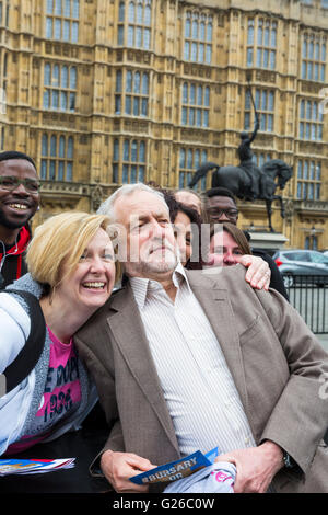 Westminster, London, UK. 25 mai 2016. Leader du travail Jeremy Corbyn répond aux membres du public après son apparition à l'appui de la manifestation de l'acier. GMB, ainsi que d'autres syndicats de l'industrie de l'acier, l'acier et les travailleurs affiliés à Westminster mars en signe de protestation contre la gestion gouvernementale de la crise dans l'industrie sidérurgique britannique. Credit : Imageplotter News et Sports/Alamy Live News Banque D'Images