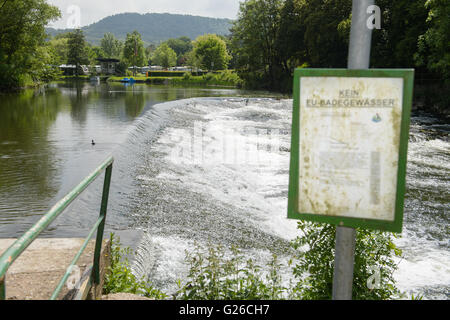 Rehlingen-Siersburg, Allemagne. 25 mai, 2016. Un signe officiel de l'imposition d'une interdiction de baignade dans les environs du terrain de camping près de la rivière Nied à Rehlingen-Siersburg, Allemagne, 25 mai 2016. Après le rapport de l'Union européenne sur la qualité des eaux de baignade dans ce domaine été insuffisants. Photo : OLIVER DIETZE/dpa/Alamy Live News Banque D'Images