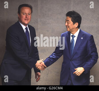 Shima. 25 mai, 2016. De Premier ministre britannique David Cameron (L), serre la main avec son homologue japonais Shinzo Abe avant leur réunion à l'hôtel à Shima Kanko Shima, préfecture de Mie, au Japon, le 25 mai 2016, l'avant du G7 sommet d'Ise-Shima. © Xinhua/Alamy Live News Banque D'Images