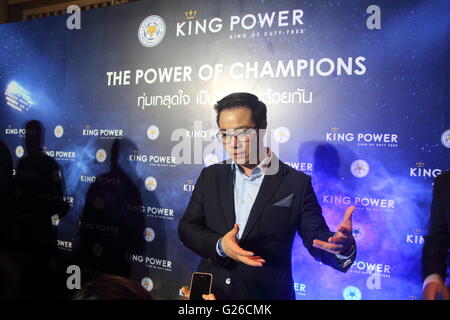 Bangkok, Thaïlande. 18 mai 2016. Vice-président de Leicester City Aiyawatt Srivaddhanaprabha parle aux médias lors d'une présentation de l'English Premier League Trophy à la King Power Duty-free à Bangkok. Banque D'Images