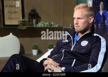 Bangkok, Thaïlande. 18 mai 2016. Les joueurs de Leicester City, le gardien danois Kasper Schmeichel parle aux médias comme son équipe et prendre part à une présentation de l'English Premier League Trophy à Bangkok. Banque D'Images