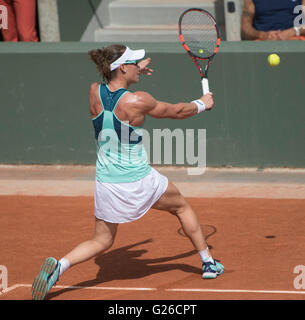 Paris. 25 mai, 2016. Samantha Stosur (AUS) bat Shuai Zhang (CHN) 6-3 dans le premier set à Roland Garros qui se joue au Stade Roland Garros à Paris, . ©Leslie Billman/Tennisclix Credit : csm/Alamy Live News Banque D'Images