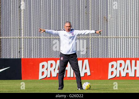 SAO PAULO, BRÉSIL - 25/05/2016 : FORMATION CORINTHIENS - Tite donne des instructions au cours de la formation de Corinthiens tenue à TC Joaquim Grava, zone est de s ?o Paulo. L'équipe prépare pour jeudi&# 39;s clash contre Ponte Preta, valide pour Brasileir ?o 2016. (Photo : Marco Galv ?o / FotoArena) Banque D'Images