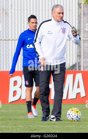 SAO PAULO, BRÉSIL - 25/05/2016 : FORMATION CORINTHIENS - Tite donne des instructions au cours de la formation de Corinthiens tenue à TC Joaquim Grava, zone est de s ?o Paulo. L'équipe prépare pour jeudi&# 39;s clash contre Ponte Preta, valide pour Brasileir ?o 2016. (Photo : Marco Galv ?o / FotoArena) Banque D'Images