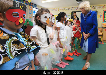 Donegal, Irlande. 25 mai, 2016. S.a.r. la duchesse de Cornouailles Camilla répond aux enfants après une courte pièce de théâtre de l'école au cours d'une visite scolaire à Ballyraine National School à Letterkenny, comté de Donegal, le mercredi 25 mai 2016. Credit : Irish Eye/Alamy Live News Banque D'Images