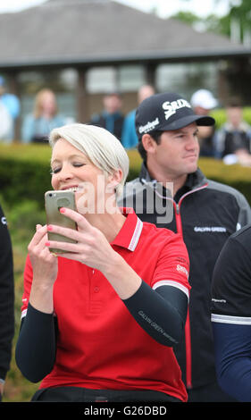 Virginia Water, Surrey, UK. 25 mai, 2016. Des stars jouer dans le Pro-Am cas avant l'/BMW PGA Championship à Wentworth Golf Club Le controversé ici : Georgie Bingham utilise iPhone pour vérifier son crédit : Motofoto composent/Alamy Live News Banque D'Images