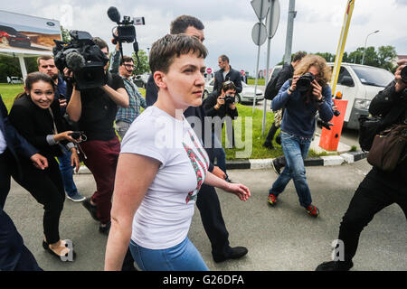 Kiev, Ukraine. 25 mai, 2016. Pilote ukrainien Nadia Savchenko, condamné en Russie pour de fausses accusations à 22 ans de prison, est retourné à l'Ukraine. Elle a été échangée contre deux officiers russes - Eugen Yerofeyeva et Alexander Alexandrov. À l'aéroport de Kiev Savchenko Borispol' 'a été accueilli par sa mère, sœur Mariya Vira et l'ex-Premier ministre Ioulia Timochenko. © Alexandre Khomenko/Pacific Press/Alamy Live News Banque D'Images