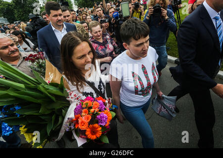 Kiev, Ukraine. 25 mai, 2016. Pilote ukrainien Nadia Savchenko, condamné en Russie pour de fausses accusations à 22 ans de prison, est retourné à l'Ukraine. Elle a été échangée contre deux officiers russes - Eugen Yerofeyeva et Alexander Alexandrov. À l'aéroport de Kiev Savchenko Borispol' 'a été accueilli par sa mère, sœur Mariya Vira et l'ex-Premier ministre Ioulia Timochenko. © Alexandre Khomenko/Pacific Press/Alamy Live News Banque D'Images