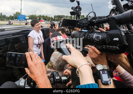 Kiev, Ukraine. 25 mai, 2016. Pilote ukrainien Nadia Savchenko, condamné en Russie pour de fausses accusations à 22 ans de prison, est retourné à l'Ukraine. Elle a été échangée contre deux officiers russes - Eugen Yerofeyeva et Alexander Alexandrov. À l'aéroport de Kiev Savchenko Borispol' 'a été accueilli par sa mère, sœur Mariya Vira et l'ex-Premier ministre Ioulia Timochenko. © Alexandre Khomenko/Pacific Press/Alamy Live News Banque D'Images