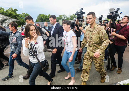 Kiev, Ukraine. 25 mai, 2016. Pilote ukrainien Nadia Savchenko, condamné en Russie pour de fausses accusations à 22 ans de prison, est retourné à l'Ukraine. Elle a été échangée contre deux officiers russes - Eugen Yerofeyeva et Alexander Alexandrov. À l'aéroport de Kiev Savchenko Borispol' 'a été accueilli par sa mère, sœur Mariya Vira et l'ex-Premier ministre Ioulia Timochenko. © Alexandre Khomenko/Pacific Press/Alamy Live News Banque D'Images