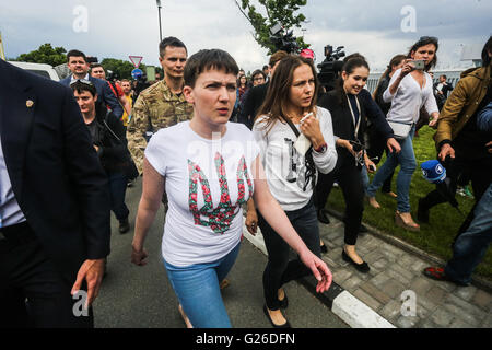 Kiev, Ukraine. 25 mai, 2016. Pilote ukrainien Nadia Savchenko, condamné en Russie pour de fausses accusations à 22 ans de prison, est retourné à l'Ukraine. Elle a été échangée contre deux officiers russes - Eugen Yerofeyeva et Alexander Alexandrov. À l'aéroport de Kiev Savchenko Borispol' 'a été accueilli par sa mère, sœur Mariya Vira et l'ex-Premier ministre Ioulia Timochenko. © Alexandre Khomenko/Pacific Press/Alamy Live News Banque D'Images