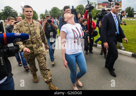 Kiev, Ukraine. 25 mai, 2016. Pilote ukrainien Nadia Savchenko, condamné en Russie pour de fausses accusations à 22 ans de prison, est retourné à l'Ukraine. Elle a été échangée contre deux officiers russes - Eugen Yerofeyeva et Alexander Alexandrov. À l'aéroport de Kiev Savchenko Borispol' 'a été accueilli par sa mère, sœur Mariya Vira et l'ex-Premier ministre Ioulia Timochenko. © Alexandre Khomenko/Pacific Press/Alamy Live News Banque D'Images