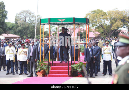 Lusaka, Zambie. 25 mai, 2016. Le Président zambien Edgar Lungu se tient juste en face de la Statue de la liberté au cours d'une cérémonie en l'honneur des combattants de la liberté tombés à Lusaka, capitale de la Zambie, le 25 mai 2016. La Zambie a commémoré la Journée de la liberté de l'Afrique dans les célébrations colorées. © Peng Lijun/Xinhua/Alamy Live News Banque D'Images