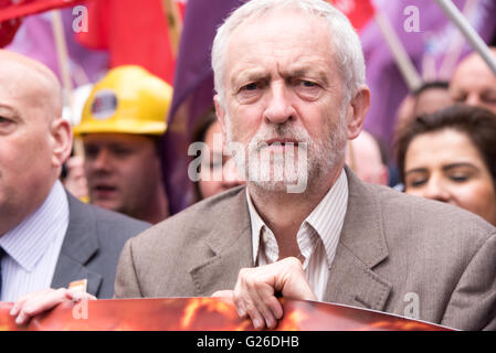 Londres, Royaume-Uni, 25 mai 2016, Jeremy Corbyn MP, PC Leader du Parti du Travail, conduit les métallurgistes manifestation à Londres Crédit : Ian Davidson/Alamy Live News Banque D'Images