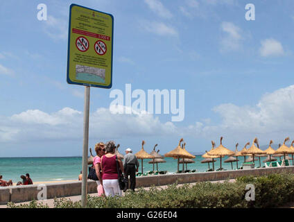 Une nouvelle interdiction signe, prises sur la plage de Palma de Majorque, Espagne, 23 mai 2016. Le jaune-rouge le nouveau signe interdisant de boire et braillant dans la rue et menacent la violation des amendes pouvant aller jusqu'à 3 000 euros. Photo : afp/Bendgens Nele Banque D'Images