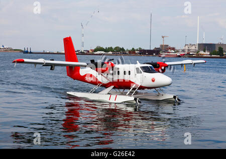 Copenhague, Danemark. 25 mai, 2016. Danemark première route d'hydravion s'ouvre aujourd'hui avec quatre départs dans chaque direction entre les ports de Copenhague, et la deuxième plus grande ville d'Aarhus au Jutland. Le service offre un service de vols directs de 45 minutes, mais un court voyage à la voile et du port couchettes seront ajoutées. Ce service rapide est exploité par les hydravions nordique à Aarhus. Un seul billet pour l'un des 18 sièges à bord de l'hydravion de Havilland Twin Otter coûte Kr. 1800. La photo est de l'après-midi arrivée à Copenhague. Credit : Niels Quist/Alamy Live News Banque D'Images