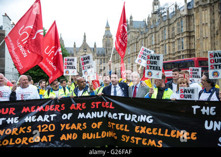 Londres, Royaume-Uni. 25 mai, 2016. Andy Burnham MP, Shadow Home Secretary, et Dennis Skinner, du travail MP pour Bolsover, avec de l'acier à l'extérieur du Parlement de maintenir la pression sur Tata et le gouvernement pour sauver l'industrie de l'acier. Credit : Mark Kerrison/Alamy Live News Banque D'Images