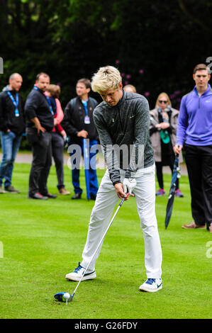 Wentworth, Surrey, UK. 25 mai, 2016. Niall Horan prend part à la BMW Pro-Am tenue au Wentworth Golf Club à Surrey. Credit : Bigred/Alamy Live News Banque D'Images