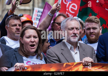 Londres, Royaume-Uni. 25 mai, 2016. Jeremy Corbyn, chef de l'opposition, se joint à des centaines de métallos marche dans Westminster afin de maintenir la pression sur Tata et le gouvernement pour sauver l'industrie de l'acier. Credit : Mark Kerrison/Alamy Live News Banque D'Images