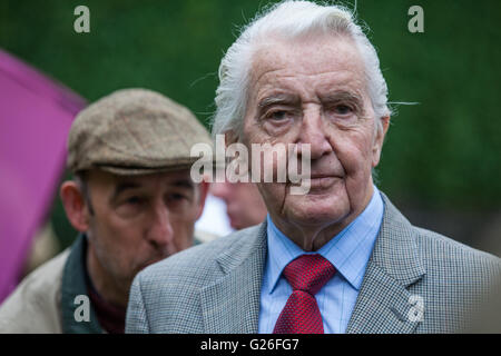 Londres, Royaume-Uni. 25 mai, 2016. Dennis Skinner, du travail MP pour Bolsover, en dehors du Parlement après des centaines de métallos ont défilé à Westminster pour maintenir la pression sur Tata et le gouvernement pour sauver l'industrie de l'acier. Credit : Mark Kerrison/Alamy Live News Banque D'Images