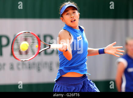 Paris, France. 25 mai, 2016. Shuai Zhang de Chine renvoie la balle pendant féminin deuxième tour contre Samantha Stosur de l'Australie au jour 4 de l'année 2016 Tournoi de tennis français à Roland Garros, à Paris, France le 25 mai 2016. Zhang a perdu 0-2. Credit : Han Yan/Xinhua/Alamy Live News Banque D'Images