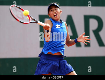 Paris, France. 25 mai, 2016. Shuai Zhang de Chine renvoie la balle pendant féminin deuxième tour contre Samantha Stosur de l'Australie au jour 4 de l'année 2016 Tournoi de tennis français à Roland Garros, à Paris, France le 25 mai 2016. Zhang a perdu 0-2. Credit : Han Yan/Xinhua/Alamy Live News Banque D'Images