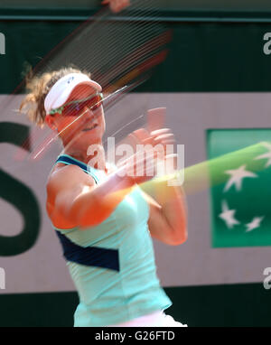 Paris, France. 25 mai, 2016. Samantha Stosur de l'Australie renvoie la balle pendant féminin deuxième tour contre Shuai Zhang de Chine le jour 4 de l'année 2016 Tournoi de tennis français à Roland Garros, à Paris, France le 25 mai 2016. Samantha Stosur a remporté 2-0. Credit : Han Yan/Xinhua/Alamy Live News Banque D'Images