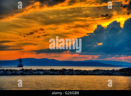 Le phare sur un lac dans le coucher du soleil Banque D'Images