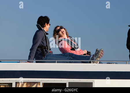 Deux femmes de rire et de détente sur un cruiser Classic" Banque D'Images