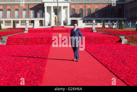 Phillip Johnson se trouve au 5000 création coquelicots qui il a conçu à la RHS Chelsea Flower Show 2016 Banque D'Images