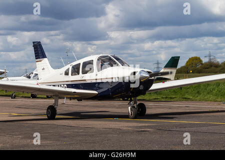 Piper PA-28 G-WARS taxiing à Elstree Airfield, Hertfordshire, Royaume-Uni. Banque D'Images