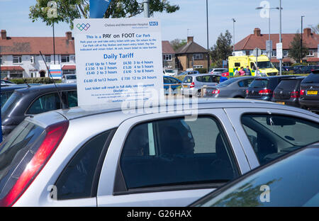 Panneau indiquant les frais de stationnement de voiture de l'hôpital et taux horaire pour les visiteurs et le personnel du NHS Banque D'Images