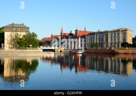 Wroclaw, Pologne - 5 juin 2015 : Bâtiments et bateau sur la rivière Odra à Wroclaw, Pologne. Des personnes non identifiées, visible. Banque D'Images