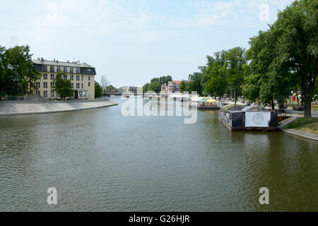 Wroclaw, Pologne - 7 juin 2015 : Restaurants sur des barges sur la rivière Odra canal dans Wroclaw, Pologne. Des personnes non identifiées, visible. Banque D'Images