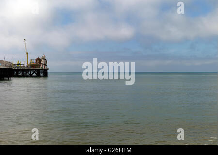 Brighton Palace Pier, manèges forains, tôt le matin Banque D'Images