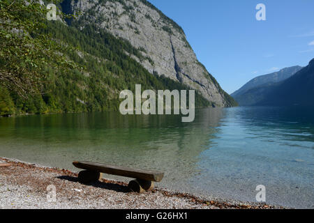 Banc en bois sur les rives du lac à proximité de Koenigssee Schonau en Allemagne Banque D'Images