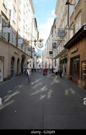 Salzbourg, Autriche - septembre 1, 2015 : rue étroite et de vieux bâtiments à Salzbourg en Autriche. Des personnes non identifiées, visible. Banque D'Images