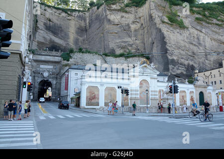 Salzbourg, Autriche - septembre 1, 2015 : Street et Siegmundstor tunnel à Salzbourg en Autriche. Des personnes non identifiées, visible. Banque D'Images