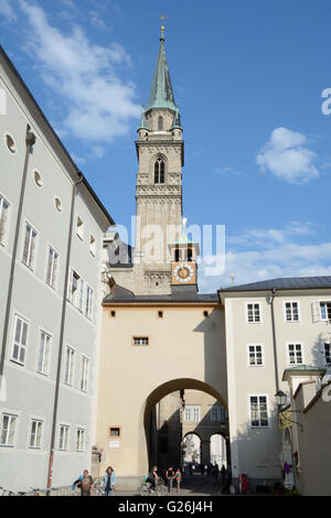 Salzbourg, Autriche - septembre 1, 2015 : tour de la cathédrale et d'autres bâtiments dans la région de Salzbourg en Autriche. Des personnes non identifiées, visible. Banque D'Images