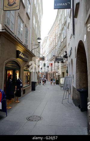 Salzbourg, Autriche - septembre 1, 2015 : rue étroite et de vieux bâtiments à Salzbourg en Autriche. Des personnes non identifiées, visible. Banque D'Images