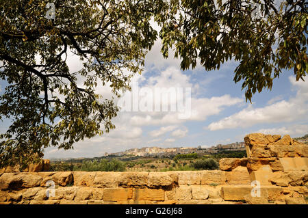 Vue de la ville d'Agrigente dans la Valle dei Templi (Vallée des Temples), Sicile, Italie Banque D'Images